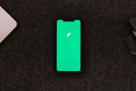 Day Trading Warning Robinhood Investors Amid Iran Conflict Stock Selloff
