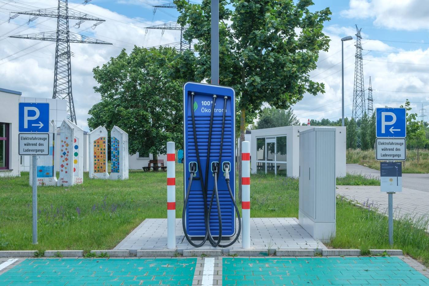 Electric vehicle charging station