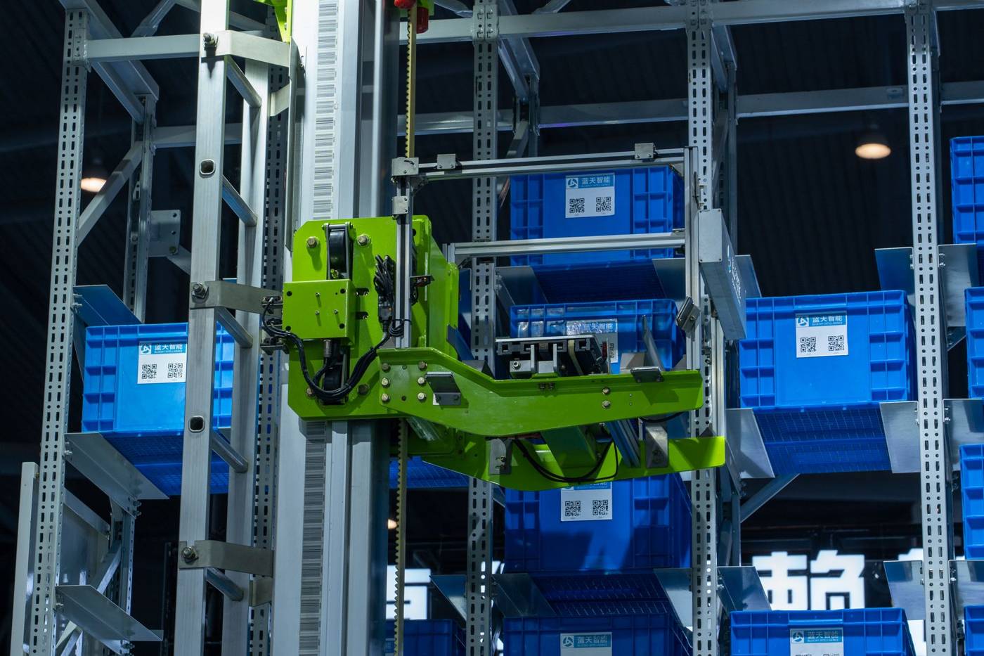 Humanoid robot warehouse totes