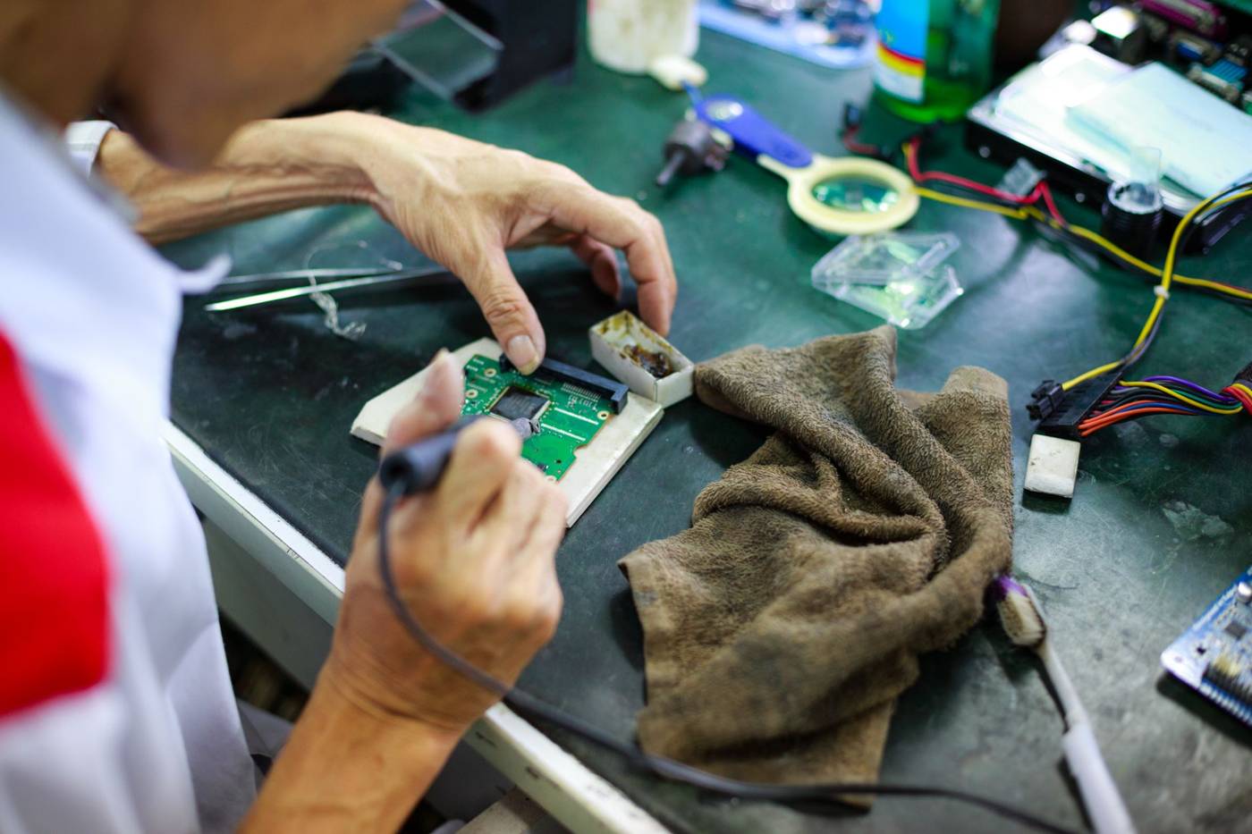 Micron shares dropped sharply after a class action lawsuit accused it, Samsung, and SK Hynix of restricting memory chip…