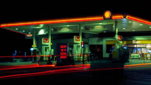 Oil Prices Climb After Trump Threat as Iran Deal Doubts Grow