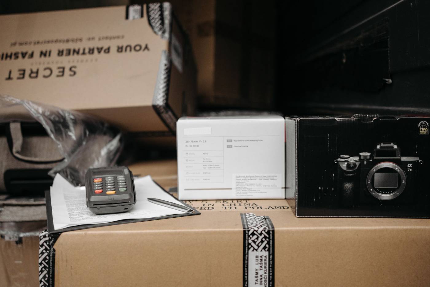 Online marketplace warehouse boxes