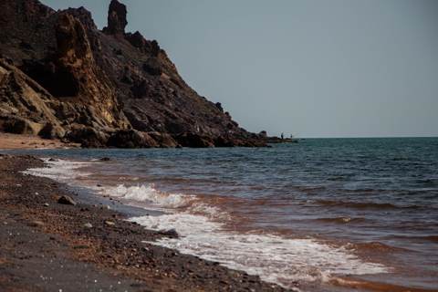 Strait of Hormuz Oil Flows Drop as War Reignites