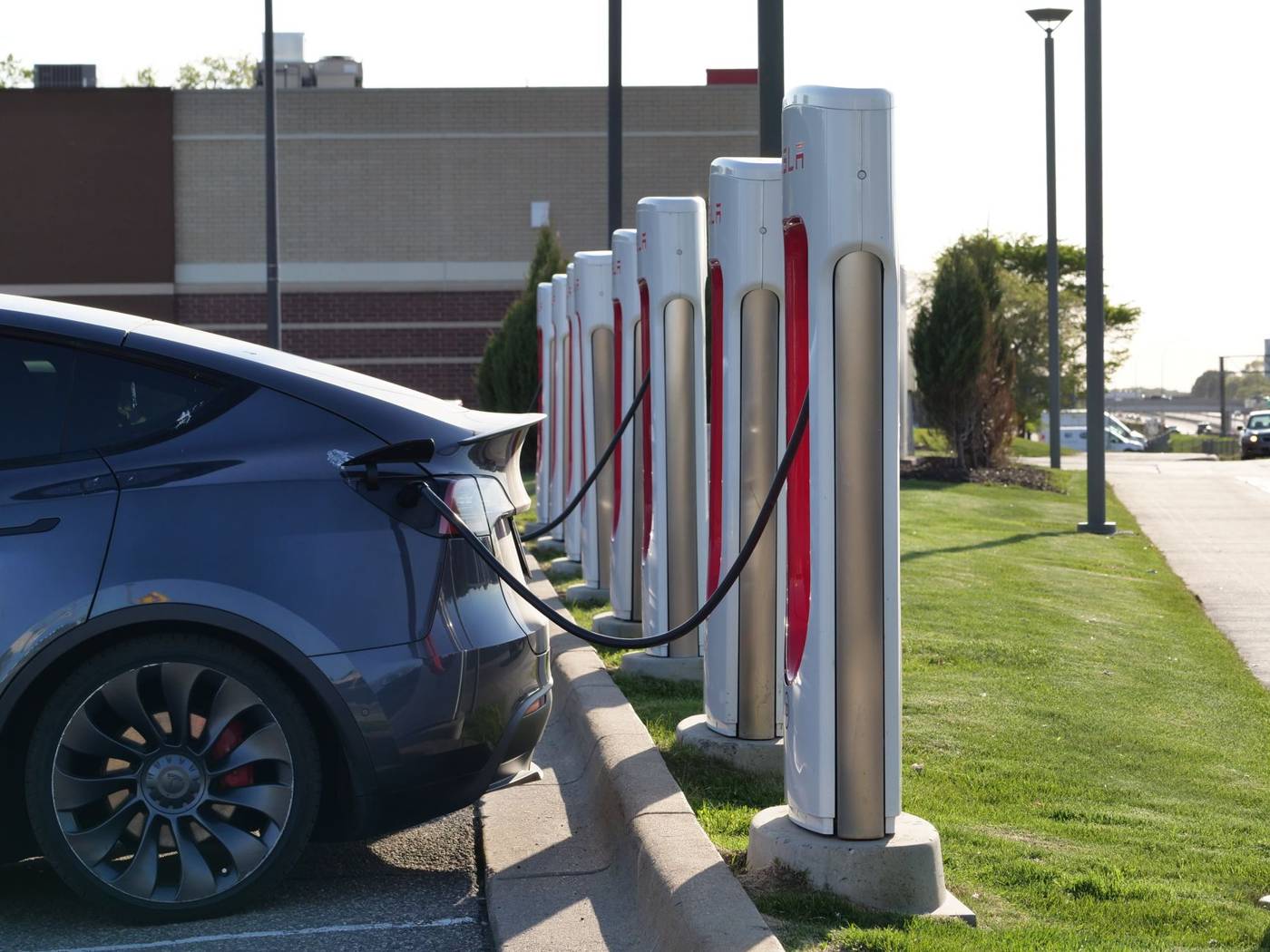 Tesla rolled out a six seat, long range Model Y L in the US at $61,990 the same day it posted record deliveries, yet TSLA…