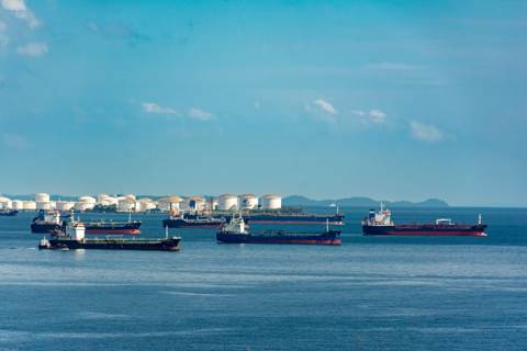 VLCC Rates Surge Near 470000 Dollars a Day